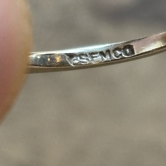 Vintage Elegant Red Gemstone Ring - Picture 7 of 7